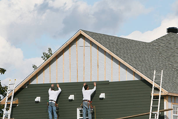 Professional Siding Installation technician working in Dundee, OR
